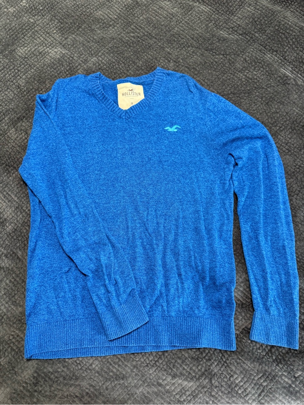 Hollister Men's V-Neck Sweater in Royal Blue